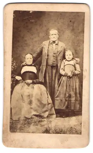 Fotografie unbekannter Fotograf und Ort, Portrait bürgerliches Paar mit Tochter