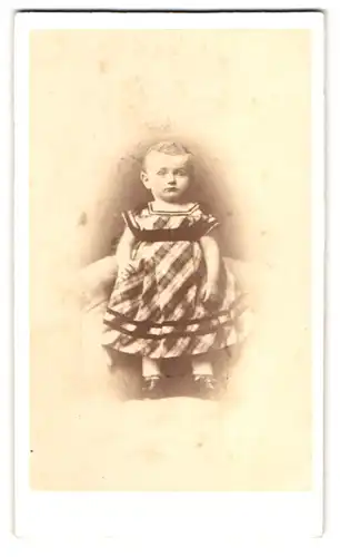 Fotografie J. Linck, Winterthur, Portrait kleines Mädchen im karierten Kleid