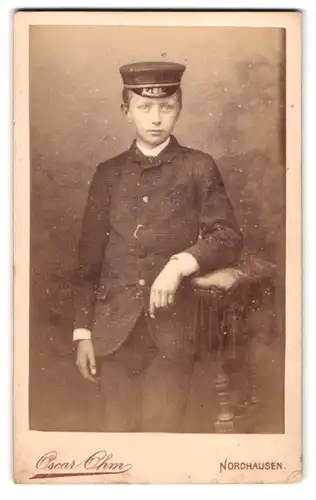 Fotografie Oscar Ohm, Nordhausen, Markt 27, Portrait junger Mann im Anzug mit Schirmmütze