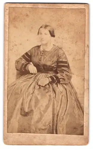 Fotografie G. H. Manly, Akron, Portrait junge Dame im modischen Kleid