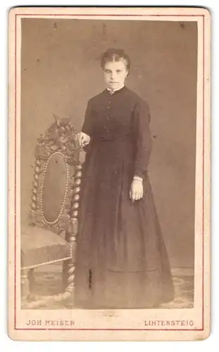 Fotografie Joh. Reiser, Lichtensteig /St. Gallen, Portrait junge Dame im Kleid