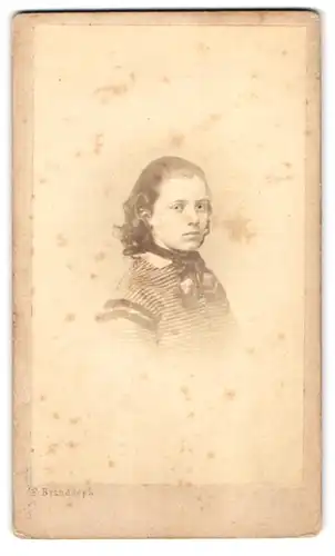 Fotografie F. Brandseph, Stuttgart, Portrait junge Dame in modischer Kleidung