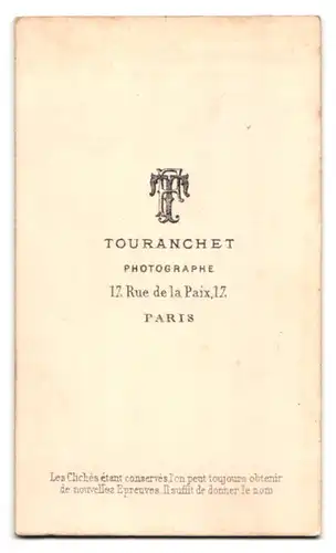 Fotografie Touranchet, Paris, 17, Rue de la Paix, 17, Portrait junge Dame mit zeitgenössischer Frisur und Kreuzkette