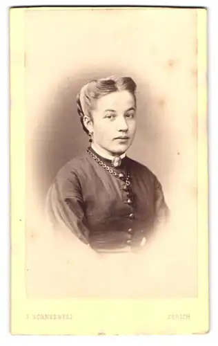 Fotografie J. Schneebeli, Zürich, Portrait junge Dame mit Kragenbrosche und Kreuzkette