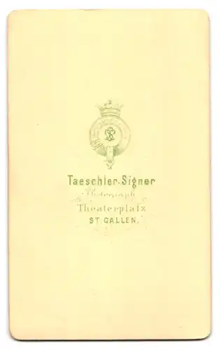 Fotografie Taeschler-Signer, St. Gallen, Theaterplatz, Portrait junge Dame im bestickten Kleid