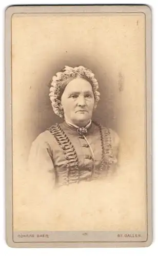 Fotografie Conrad Baer, St. Gallen, An der Säge 35, Portrait ältere Dame mit Haube und Kragenbrosche