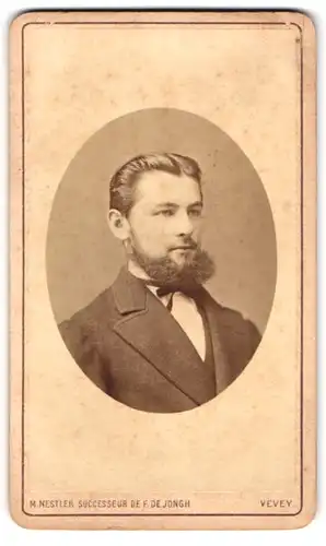 Fotografie M. Nestler, Vevey, Portrait eleganter Herr mit Bart