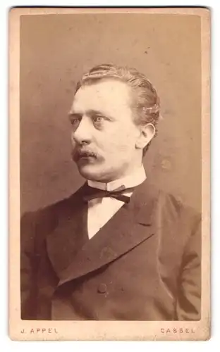 Fotografie J. Appel, Kassel, Gr. Friedrichsstrasse 4, Portrait eleganter Herr mit Schnurrbart