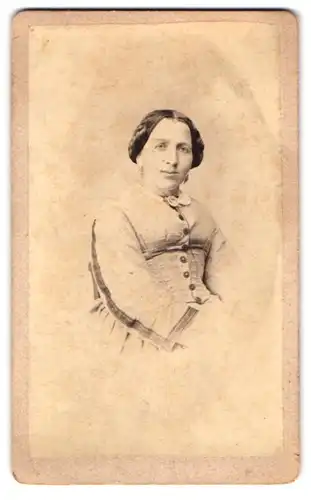 Fotografie F. Halm, Konstanz, Augustiner-Strasse, Portrait bürgerliche Dame im modischen Kleid