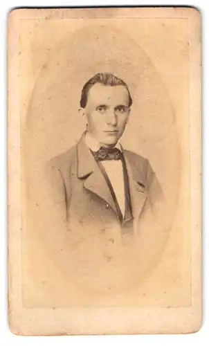 Fotografie F. Halm, Konstanz, Portrait junger Herr im Anzug mit Fliege