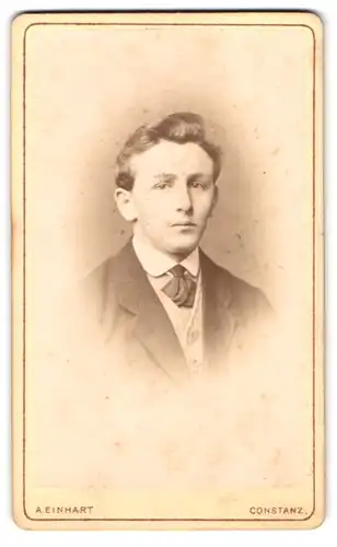 Fotografie A. Einhart, Konstanz, Portrait junger Mann im Anzug mit Krawatte