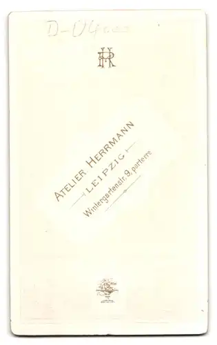 Fotografie Atelier Herrmann, Leipzig, Wintergartenstrasse 9, Portrait halbwüchsiger Knabe im Anzug mit Buch
