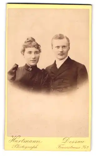 Fotografie Hartmann, Dessau, Franzstrasse 24 b, Portrait junges Paar in modischer Kleidung