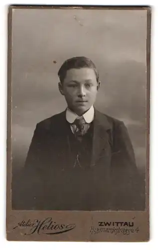 Fotografie Atelier Helios, Zwittau, Bismarckstrasse 4, Portrait junger Mann im Anzug mit Krawatte