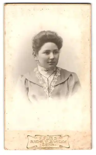 Fotografie F. Fuss, Bern, Schanzenstrasse 6, Portrait junge Dame in modischer Kleidung