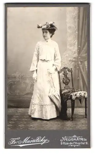 Fotografie Fr. Marutzky, Neuchâtel, 9, Rue de l`Hôpital, 9, Portrait hübsch gekleidete Dame mit Schirm