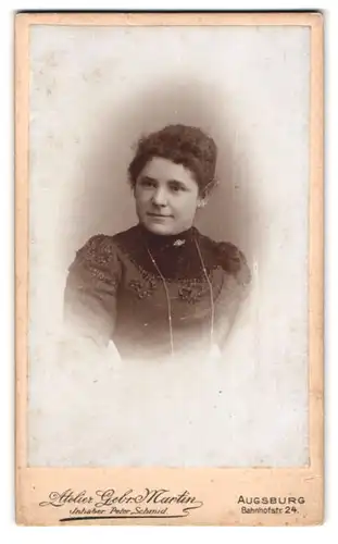 Fotografie Gebr. Martin, Augsburg, Bahnhofstrasse 24, Portrait junge Dame im Kleid