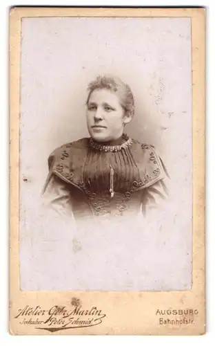 Fotografie Gebr. Martin, Augsburg, Bahnhofstrasse 24, Portrait junge Dame im zeitgenössischen Kleid