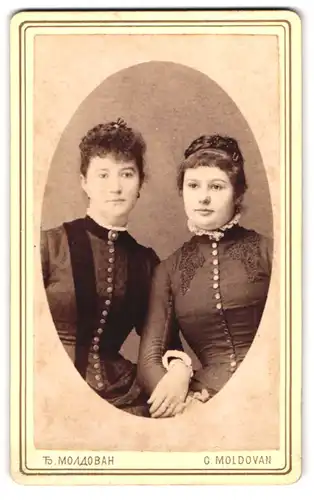 Fotografie Georg Moldovan, Mitrovitz, Portrait zwei junge Damen in Kleidern