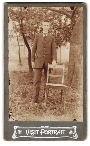Fotografie unbekannter Fotograf und Ort, Portrait junger Herr im Anzug mit Krawatte