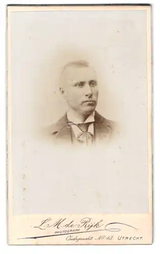 Fotografie L. M. de Rijk, Utrecht, Oudegracht 13, Portrait junger Herr im Anzug mit Krawatte