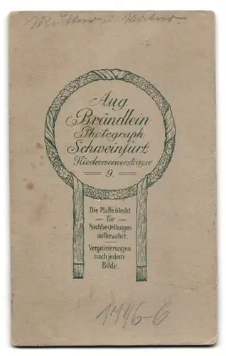 Fotografie Aug. Brändlein, Schweinfurt, Niederwernerstrasse 9, Portrait älteres Paar in hübscher Kleidung