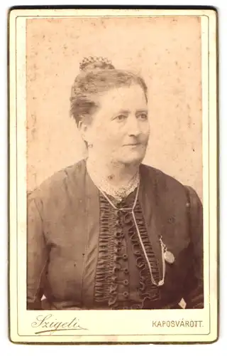 Fotografie J. Szigeti, Kaposvarott, Portrait bürgerliche Dame mit Hochsteckfrisur