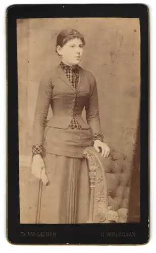 Fotografie Georg Moldovan, Mitrovitz, Portrait junge Dame in modischer Kleidung