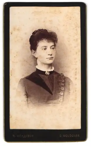 Fotografie Georg Moldovan, Mitrovitz, Portrait junge Dame im Kleid mit Kragenbrosche