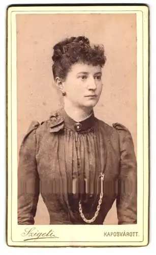 Fotografie J. Szigeti, Kaposvarott, Portrait junge Dame im Kleid mit Kragenbrosche