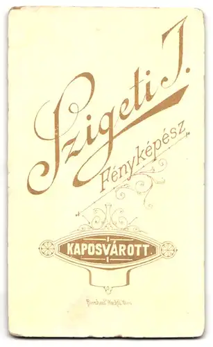 Fotografie J. Szigeti, Kaposvarott, Portrait junge Dame im Kleid mit Kragenbrosche