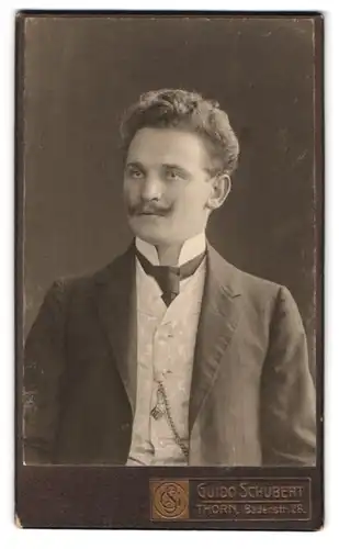 Fotografie Guido Schubert, Thorn, Baderstrasse 28, Portrait eleganter Herr mit Schnauzbart