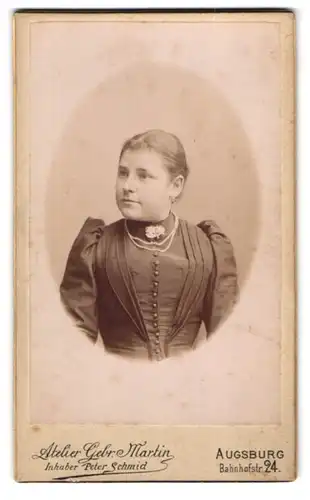 Fotografie Gebr. Martin, Augsburg, Bahnhofstrasse 24, Portrait junge Dame im Kleid mit Kragenbrosche
