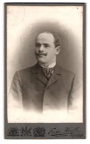 Fotografie Fritz Hoefle, Augsburg, Portrait eleganter Herr mit Schnauzbart