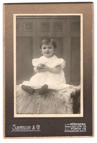 Fotografie Samson & Co., Nürnberg, Karolinenstrasse 55, Portrait kleines Mädchen im Kleid mit Ball