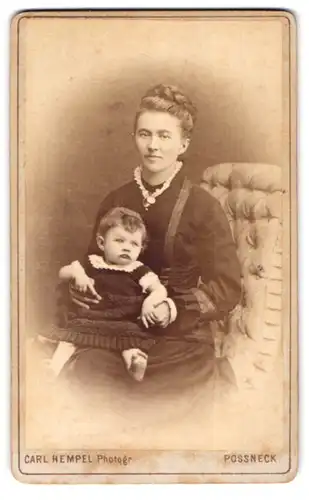 Fotografie Carl Hempel, Pössneck, Portrait Mutter im Biedermeierkleid mit Tochter auf dem Schoss