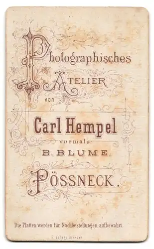 Fotografie Carl Hempel, Pössneck, Portrait Mutter im Biedermeierkleid mit Tochter auf dem Schoss