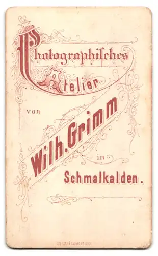 Fotografie Wilh. Grimm, Schmalkalden, Portrait junge Mutter im Samtkleid präsentiert ihr Töchterchen, Mutterglück