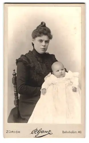 Fotografie R. Ganz, Zürich, Bahnhofsstr. 40, Portrait hübsche junge Mutter mit ihrem Kinde auf dem Schoss, Mutterglück