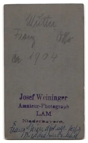 Fotografie Josef Weininger, Lam, Portrait Mutter mit ihren Söhnen Franz und Ott im Atelier, Mutterglück