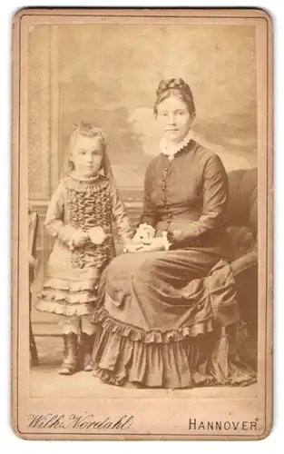 Fotografie Wilh. Nordahl, Hannover, Humboldt-Str. 1a, Portrait Mutter im Biedermeierkleid mit ihrer Tochter, Mutterglück