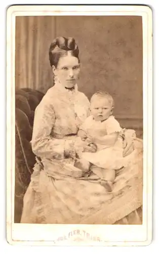 Fotografie Jos. Fier, Trier, Brücken-Str. 44, Portrait attraktive Mutter im weissen Kleid mit Sohn auf dem Schoss