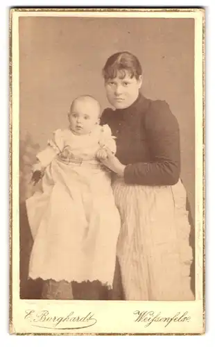 Fotografie E. Burghardt, Weissenfels, Portrait Frau Irma Dettler mit ihrer Tochter im weissen Kleidchen, Mutterglück