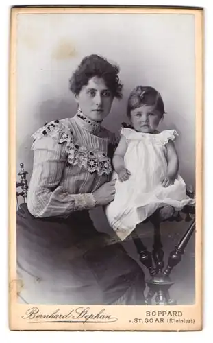 Fotografie Bernhard Stephan, Boppard, junge Mutter in gestreifter Bluse mit ihrer Tochter im Kleidchen, Mutterglück