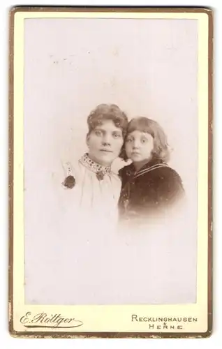 Fotografie E. Röttger, Recklinghausen, Portrait Mutter im weissen Kleid mit Tochter im Samtkleid, Mutterglück