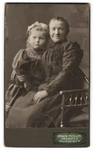 Fotografie Oswin Fiedler, Dresden, Bautznerstr. 4, Portrait Grossmutter mit Enkeltochter im Atelier, Mutterglück