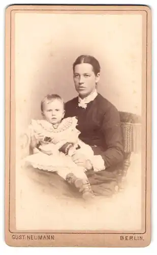 Fotografie Gust. Neumann, Berlin, Prinzen-Str. 86, Portrait Mutter und Tochter in Biedermeierkleidern, Mutterglück