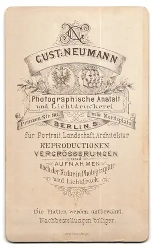 Fotografie Gust. Neumann, Berlin, Prinzen-Str. 86, Portrait Mutter und Tochter in Biedermeierkleidern, Mutterglück