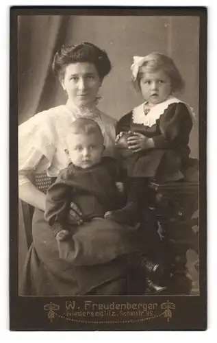 Fotografie W. Freudenberger, Niedersedlitz, Schulstr. 95, Mutter mit Sohn & Tochter im Foto-Atelier, Mutterglück