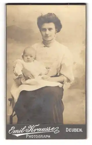 Fotografie Emil Krausse, Deuben, junge Mutter mit Baby im Taufkleid, Mutterglück